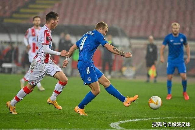 维尼修斯庆祝当选年度最佳球员 把World拼成word